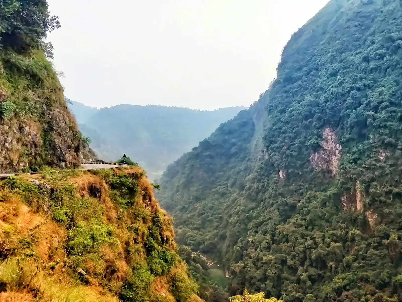 La Siddharta Highway accrochée à la montagne au-dessus d’une gorge boisée, vers Galyang