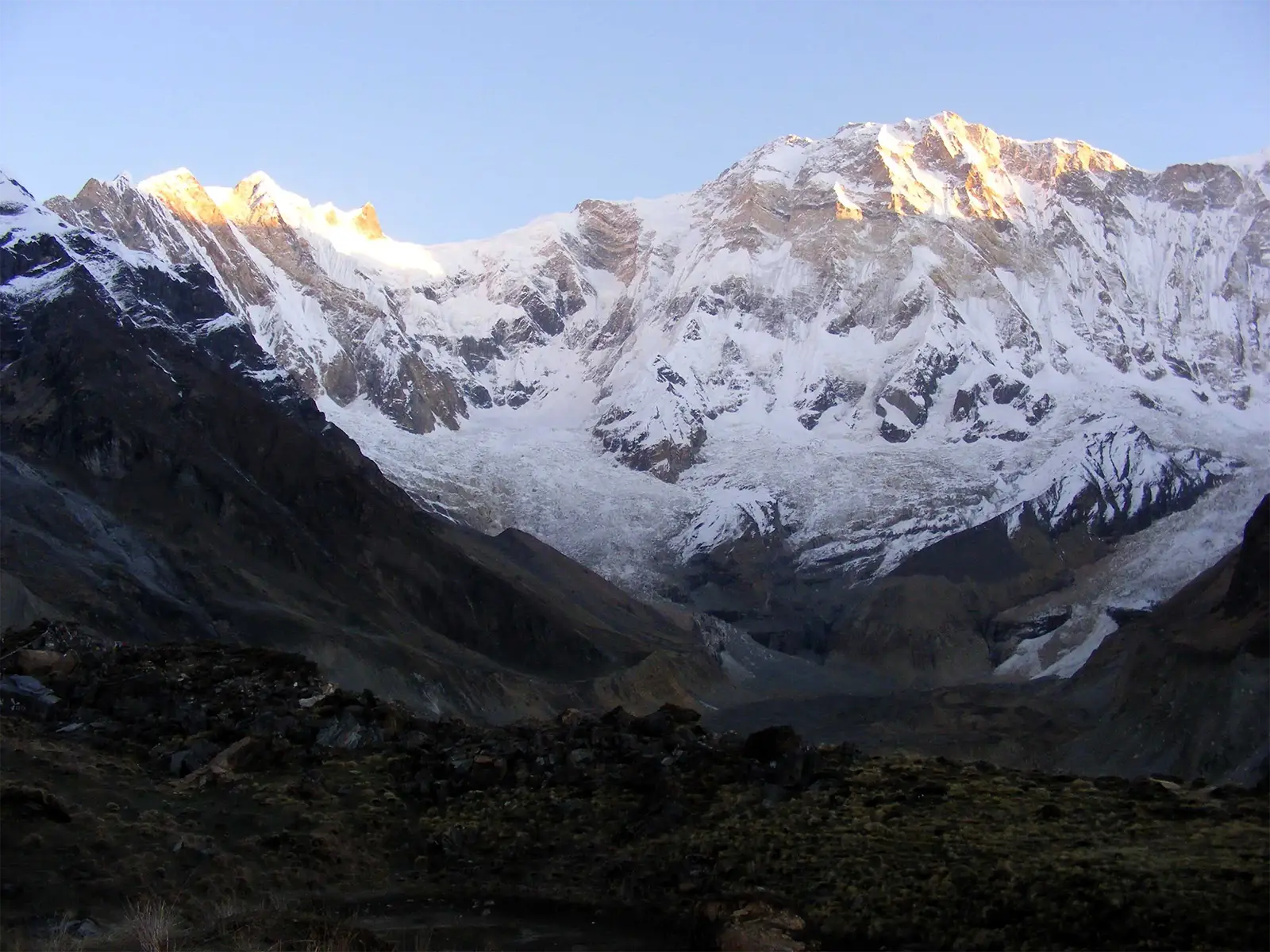 Premiers rayons du soleil sur la face sud de l’Annapurna, au camp de base des Annapurnas