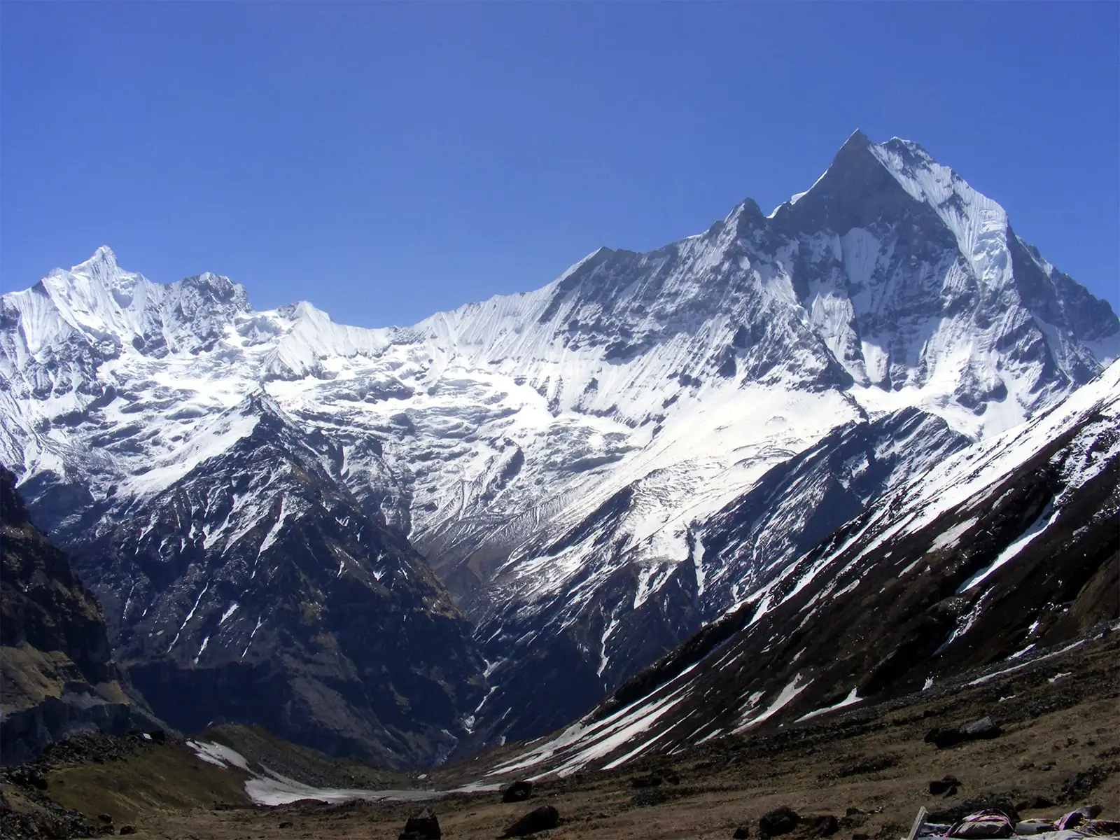 Le Machapuchare et ses arêtes enneigées sous un ciel bleu, vus du sanctuaire des Annapurnas