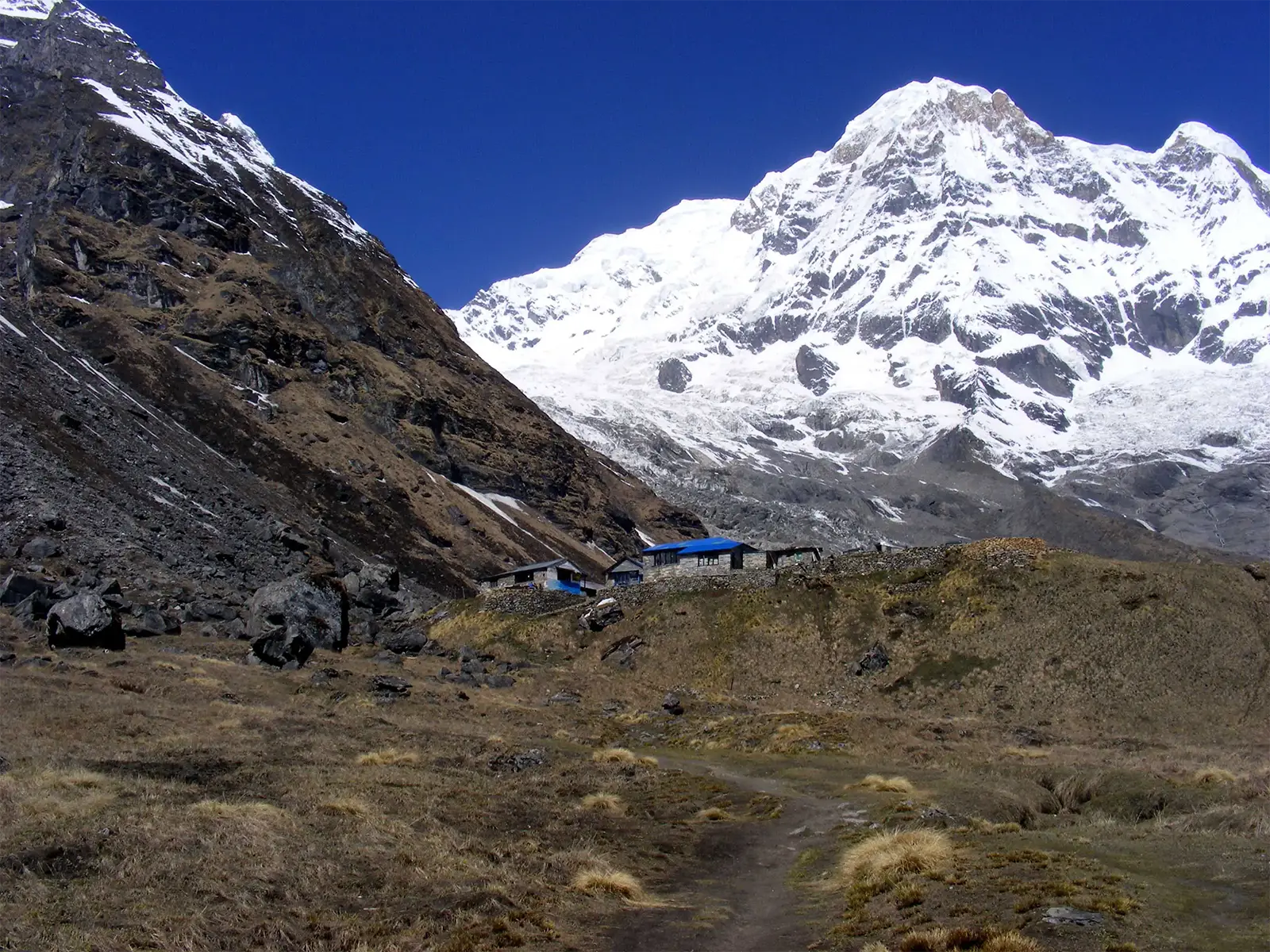 Sentier vers les lodges du camp de base des Annapurnas, au pied d’un sommet enneigé