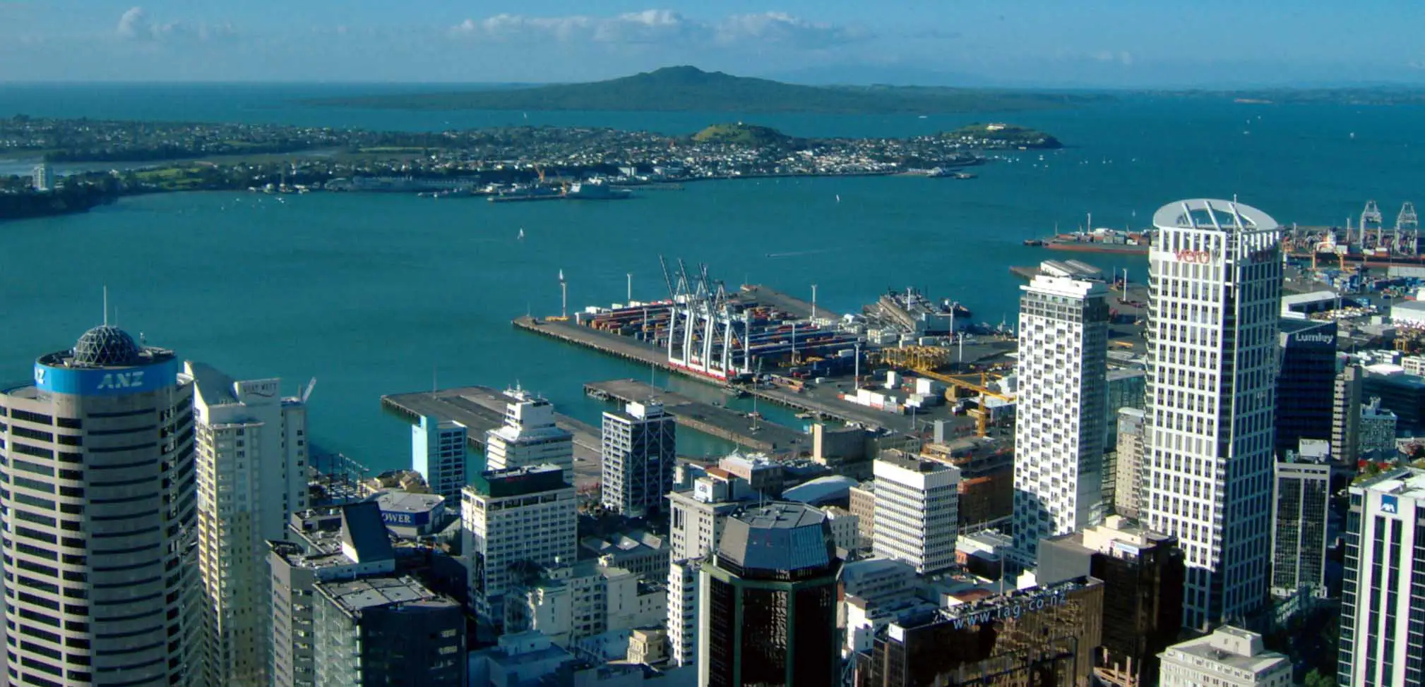 Le port et les gratte-ciel d’Auckland vus de la Sky Tower, avec l’île volcanique de Rangitoto au loin