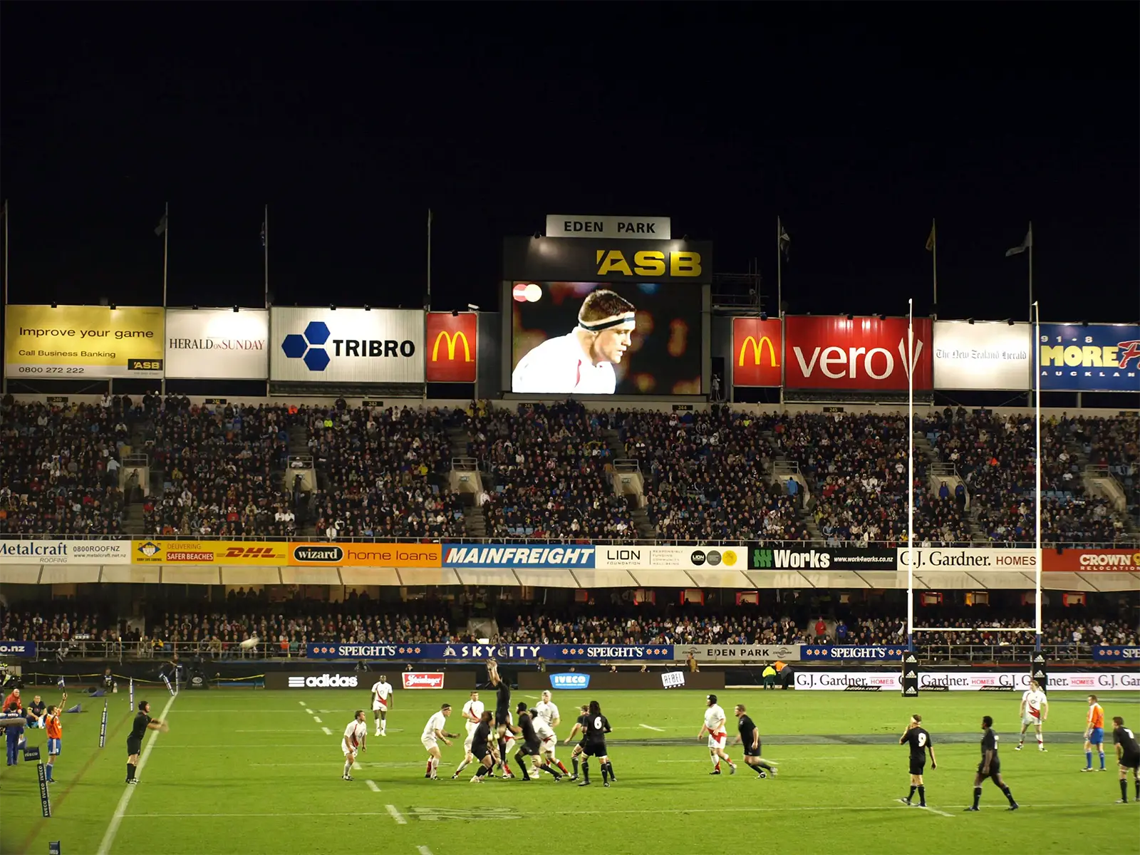 Match de rugby des All Blacks en nocturne devant les tribunes pleines d’Eden Park à Auckland