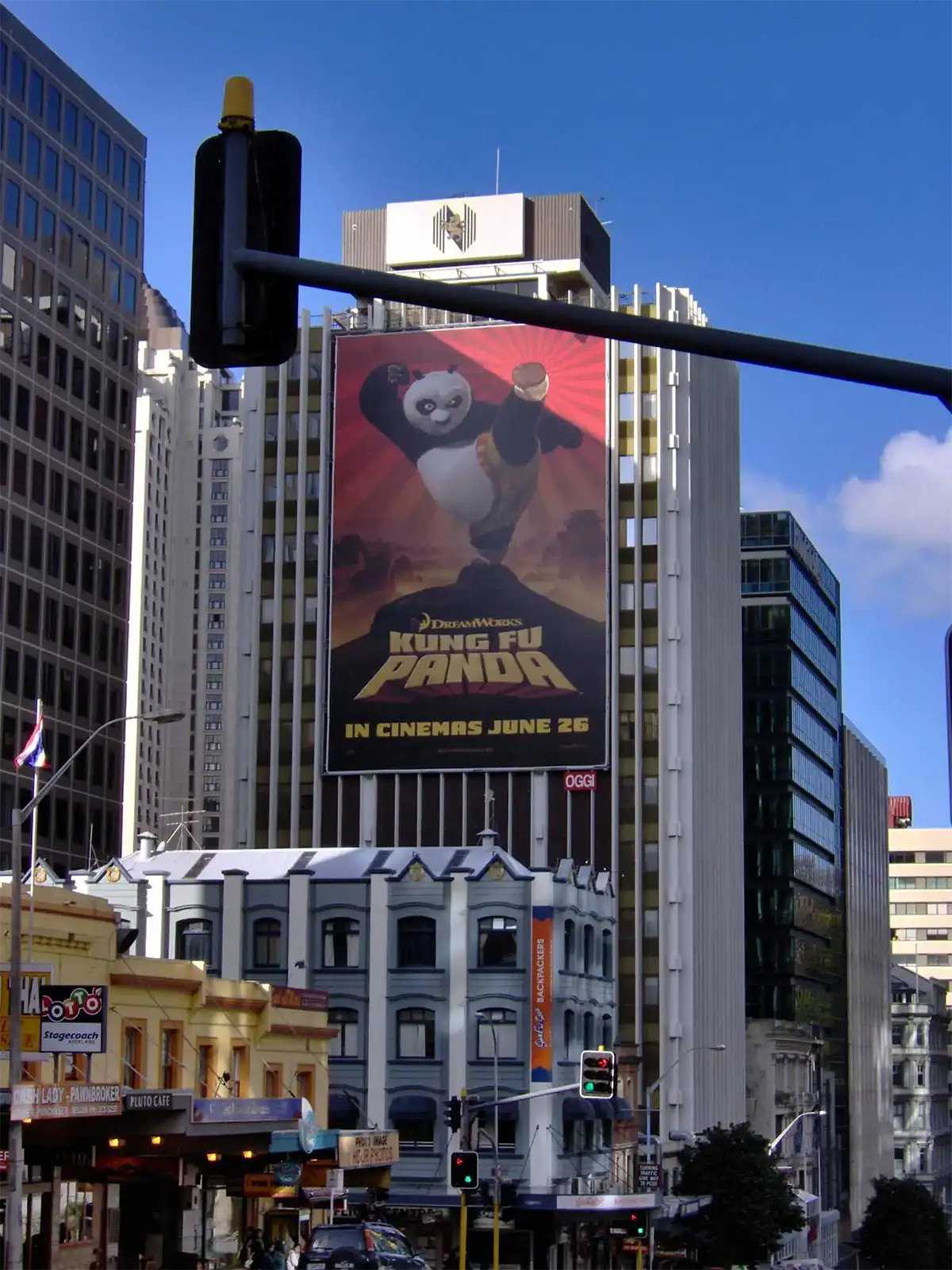 Affiche géante de Kung Fu Panda sur un immeuble du centre d’Auckland, sous un ciel bleu