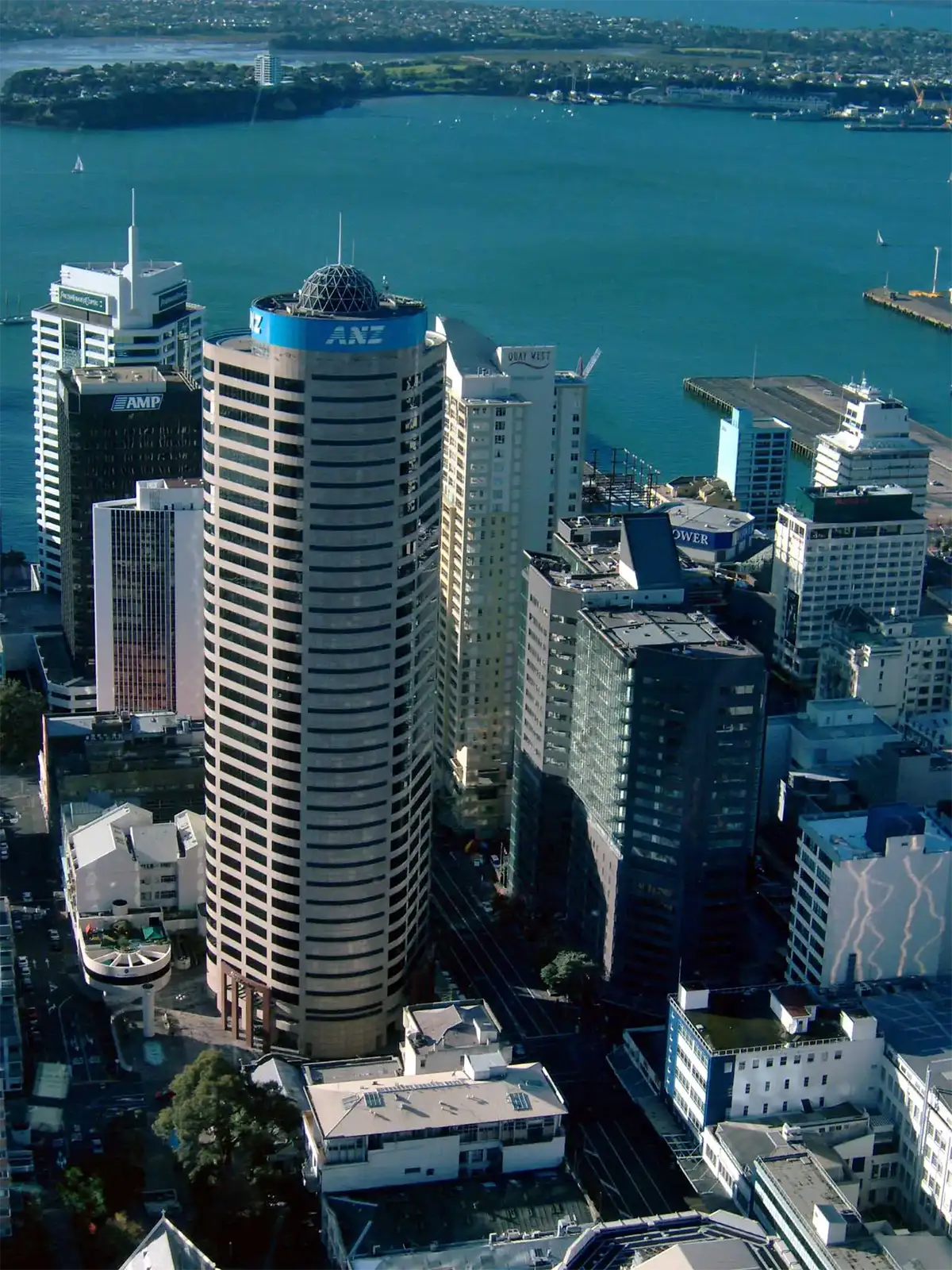 La tour ANZ et les immeubles du centre d’Auckland au bord du port, en vue plongeante
