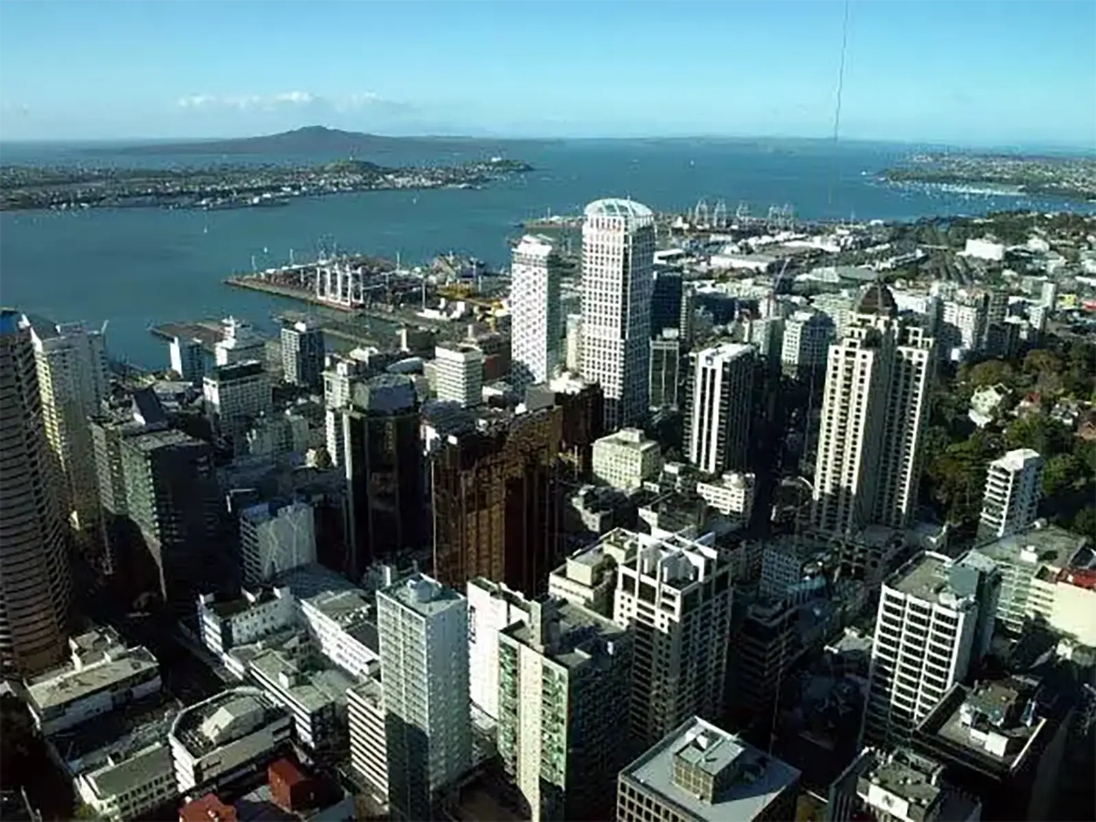 Forêt de gratte-ciel du centre d’Auckland face à la baie, en vue plongeante depuis la Sky Tower