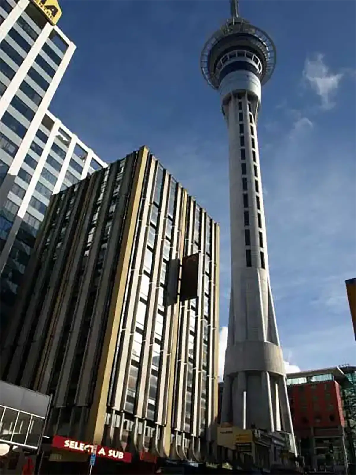 La Sky Tower d’Auckland, plus haute tour du pays, dominant les immeubles du centre-ville
