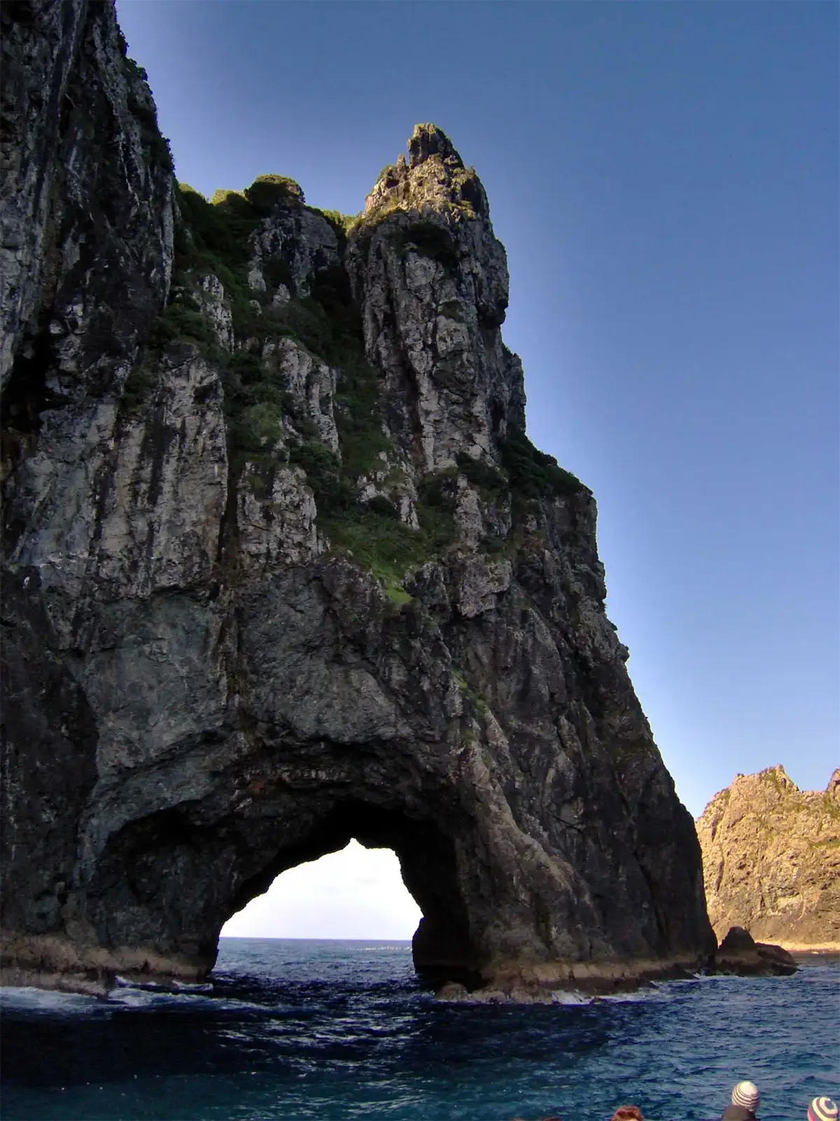 Le Hole in the Rock, arche percée dans l’île de Motukokako, au bout de la Bay of Islands