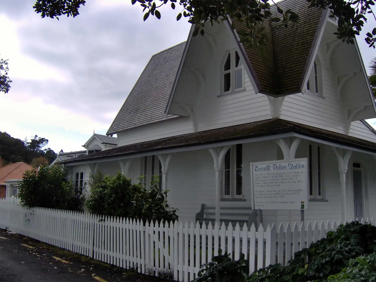 L’ancien poste de police de Russell, maison coloniale en bois blanc derrière sa clôture