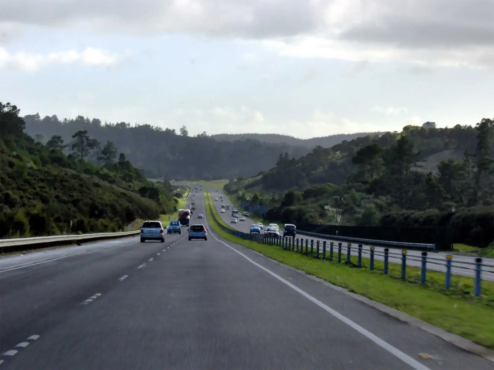 Autoroute à travers les collines boisées, sur la route du nord vers le cap Reinga
