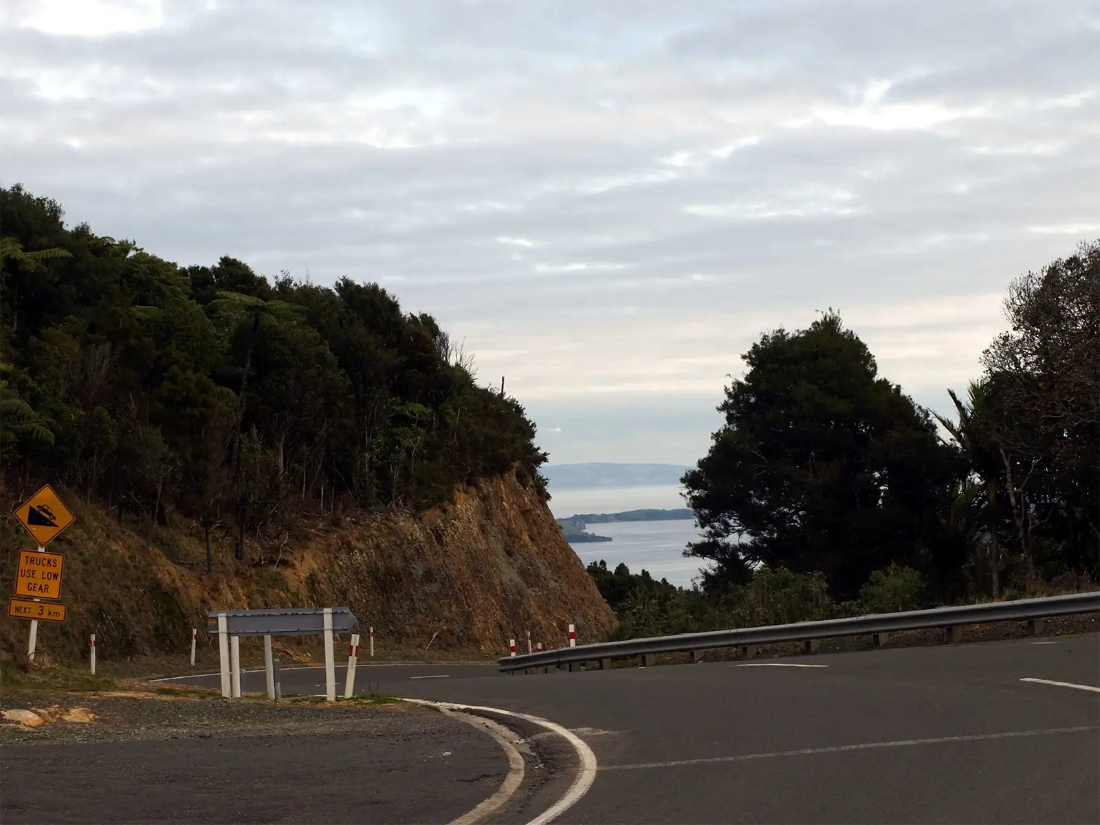Virage de la route côtière de la péninsule de Coromandel, avec la mer en contrebas
