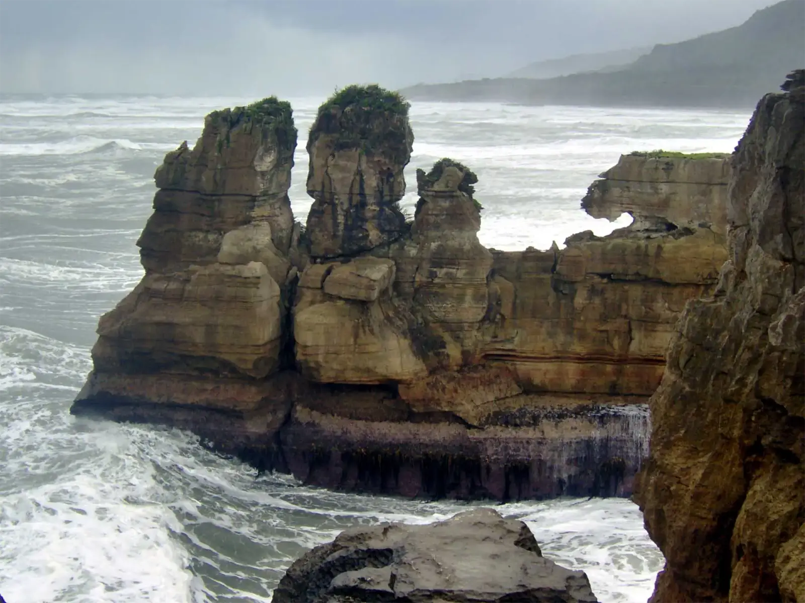 Piles de calcaire en forme de crêpes empilées battues par l’écume aux Pancake Rocks de Punakaiki
