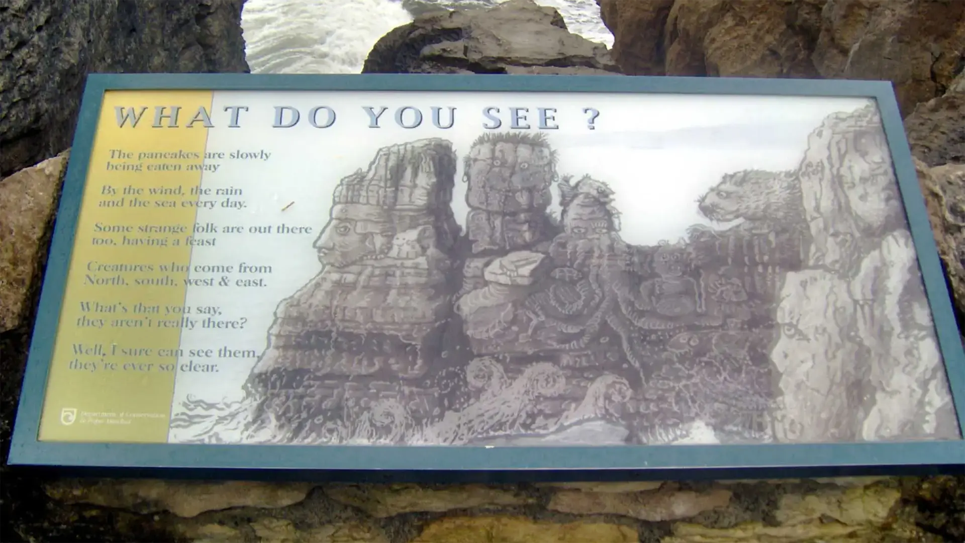 Panneau « What do you see ? » invitant à voir des visages dans les rochers des Pancake Rocks de Punakaiki