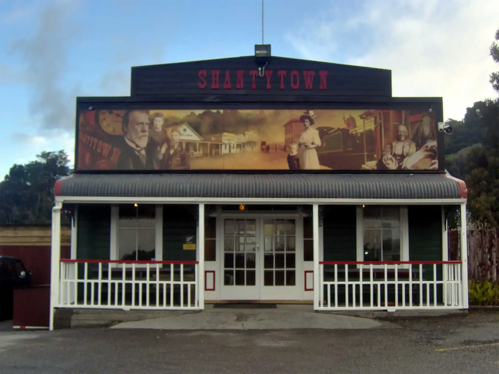 Façade en bois de Shantytown, village reconstitué des chercheurs d’or près de Greymouth