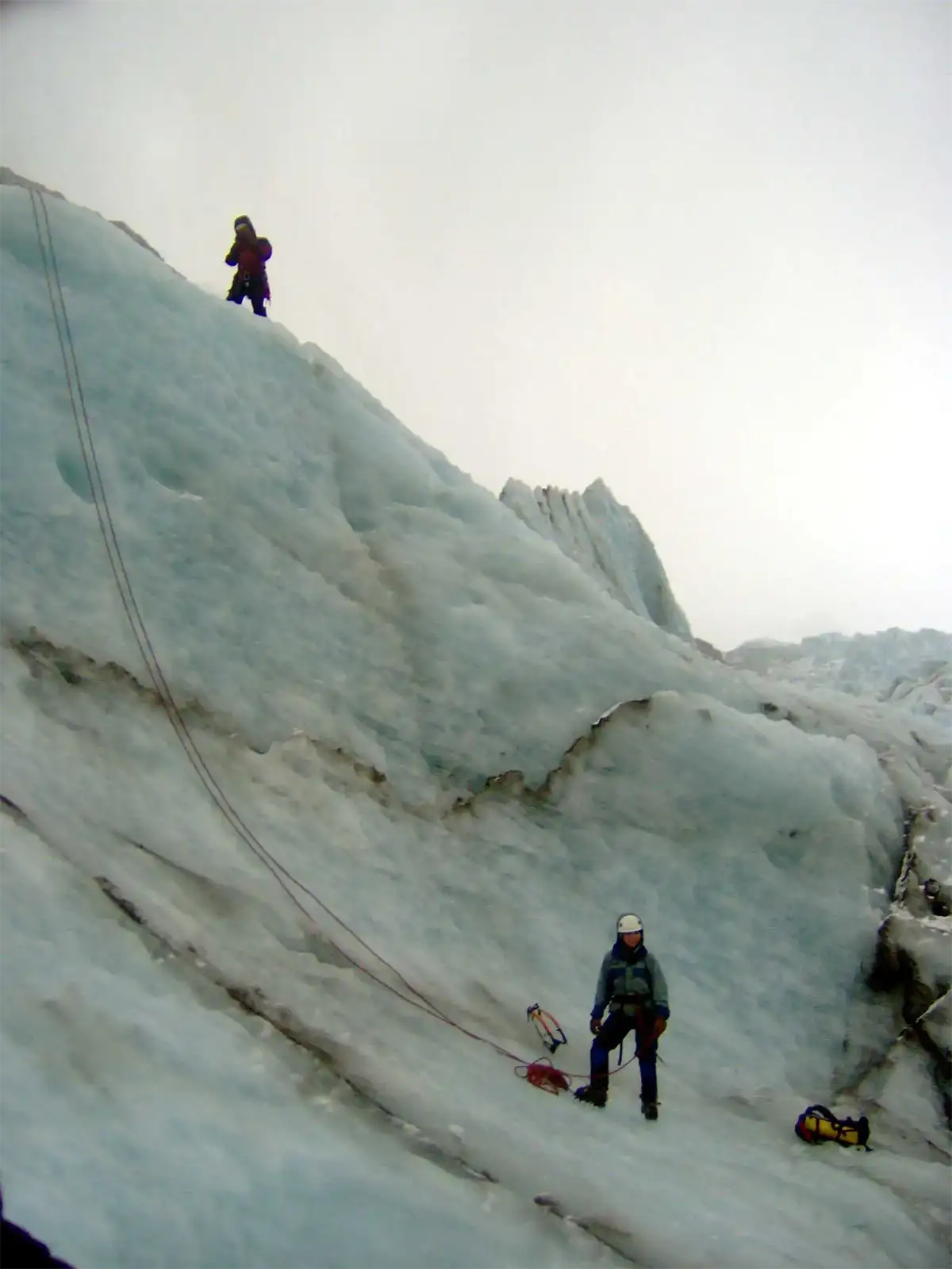 Randonneurs encordés sur une paroi de glace du glacier Fox, lors d’une marche guidée