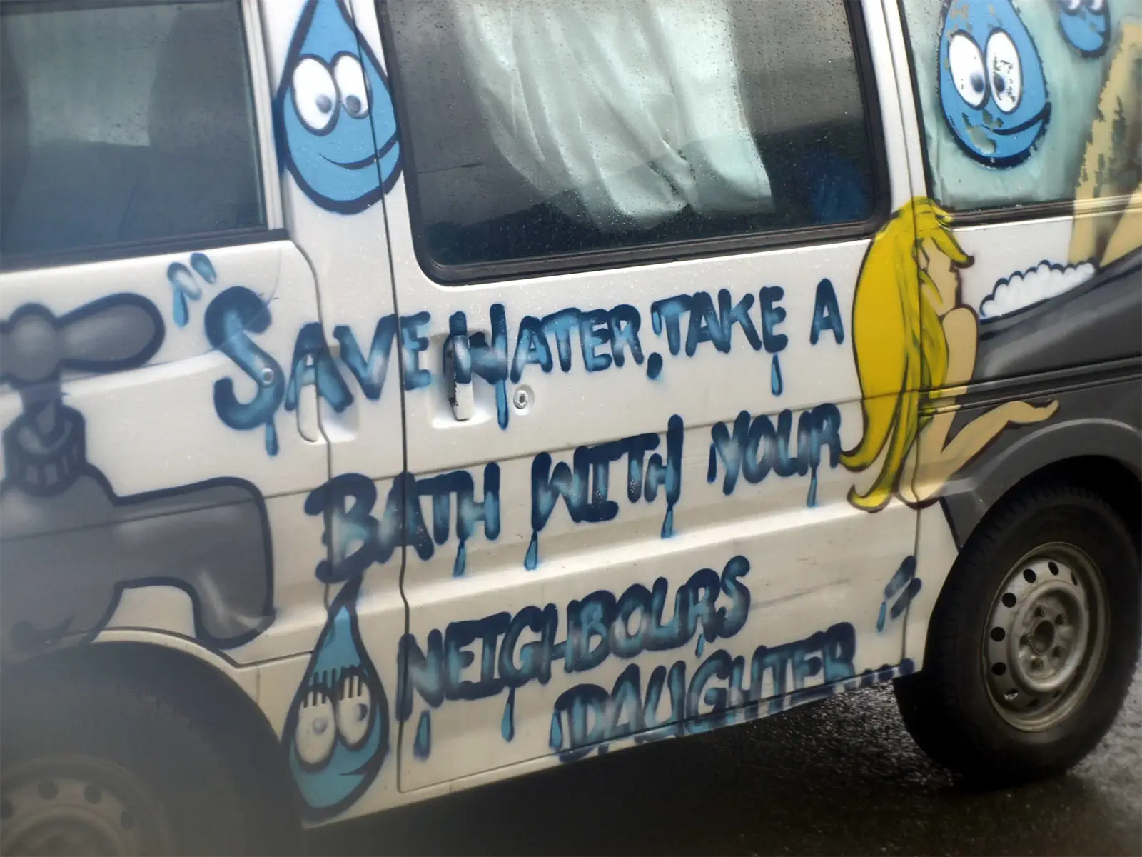 Campervan peint d’un slogan humoristique sur les économies d’eau, croisé sur la côte ouest