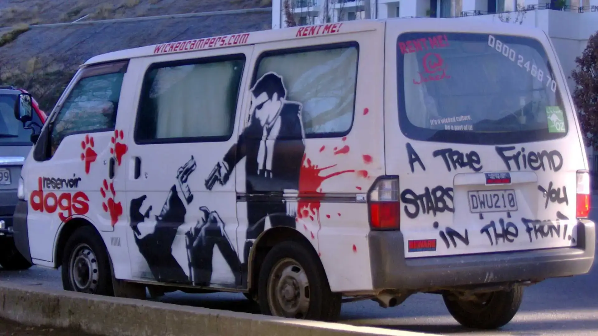 Campervan peint aux couleurs du film Reservoir Dogs, garé dans une rue de Queenstown