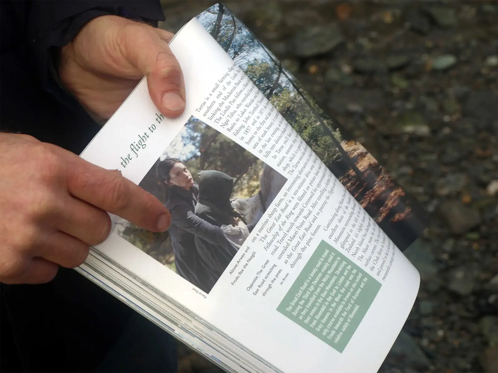 Un guide montre dans un livre une scène du Seigneur des anneaux tournée sur ce site, près de Queenstown
