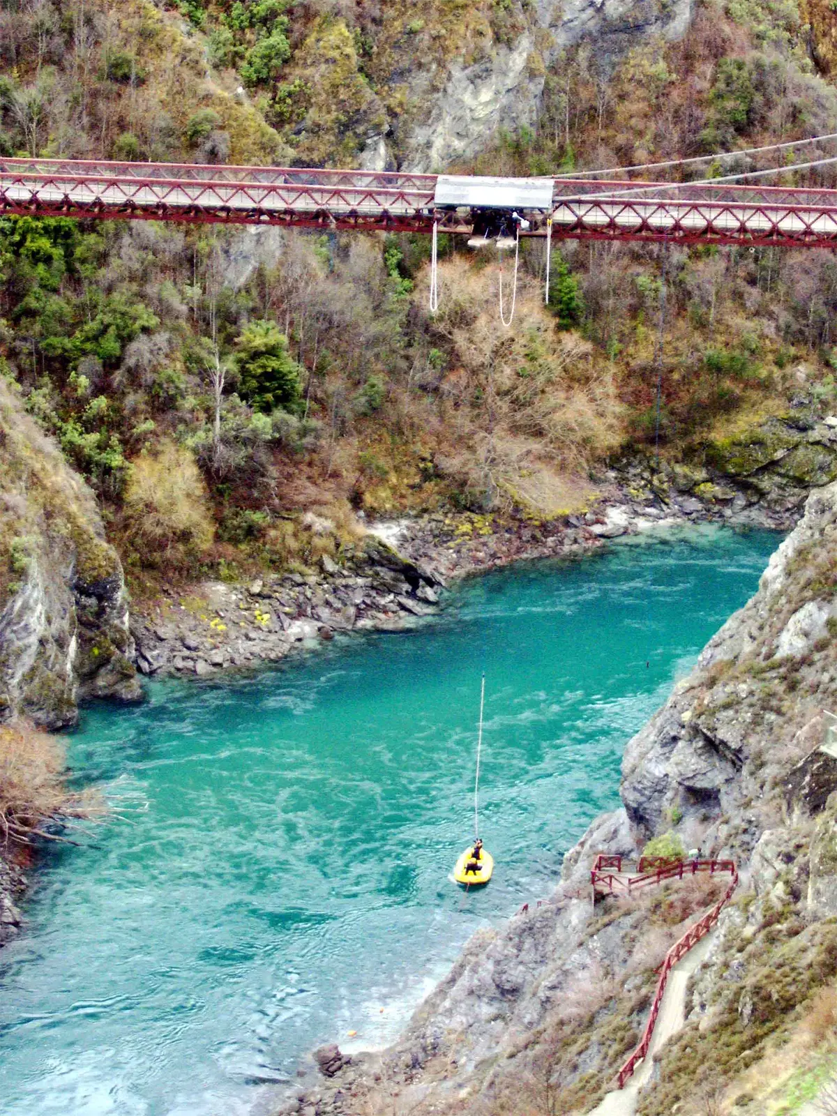 Sauteur à l’élastique au-dessus de la rivière turquoise, sous le pont de la Kawarau près de Queenstown