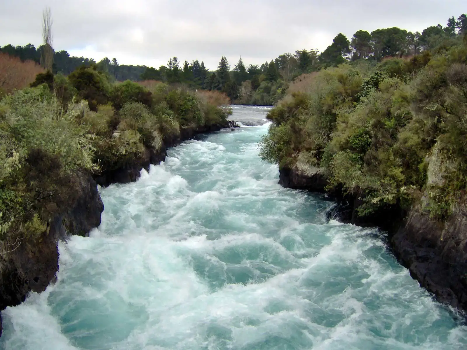 Les eaux turquoise et bouillonnantes des chutes Huka, sur le fleuve Waikato près de Taupo