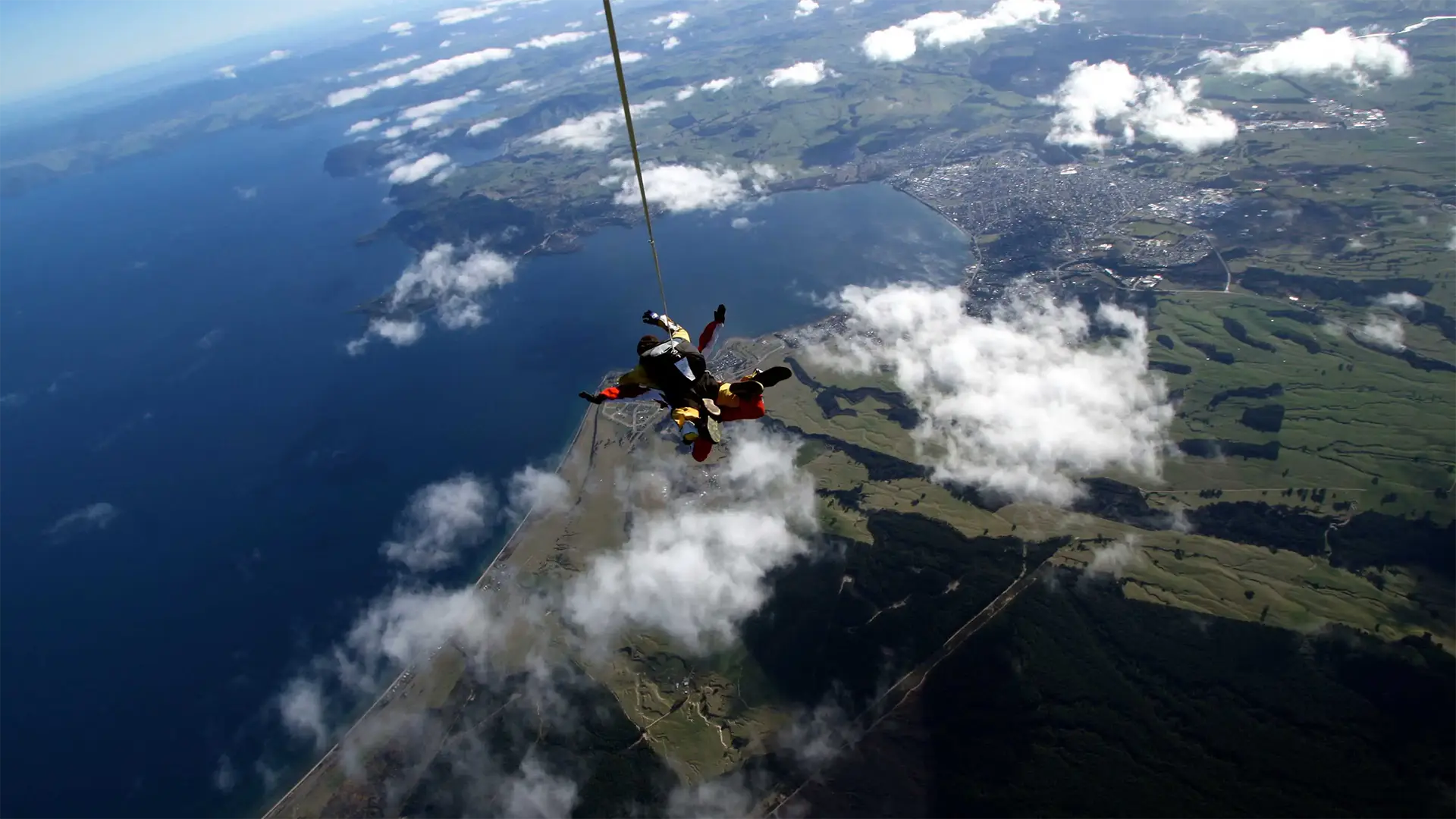 Saut en parachute en tandem, en chute libre au-dessus du lac Taupo et de la ville