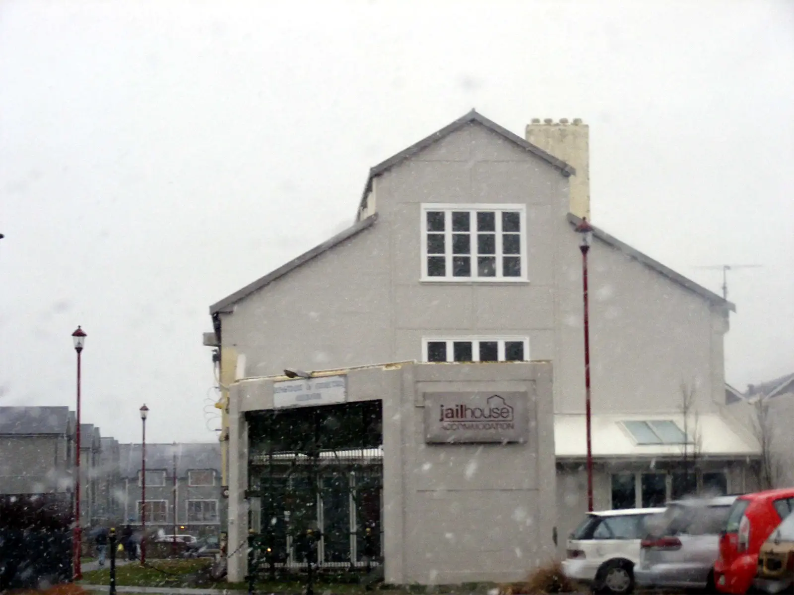 Entrée de la Jailhouse, auberge dans l’ancienne prison de Christchurch, sous la neige qui tombe