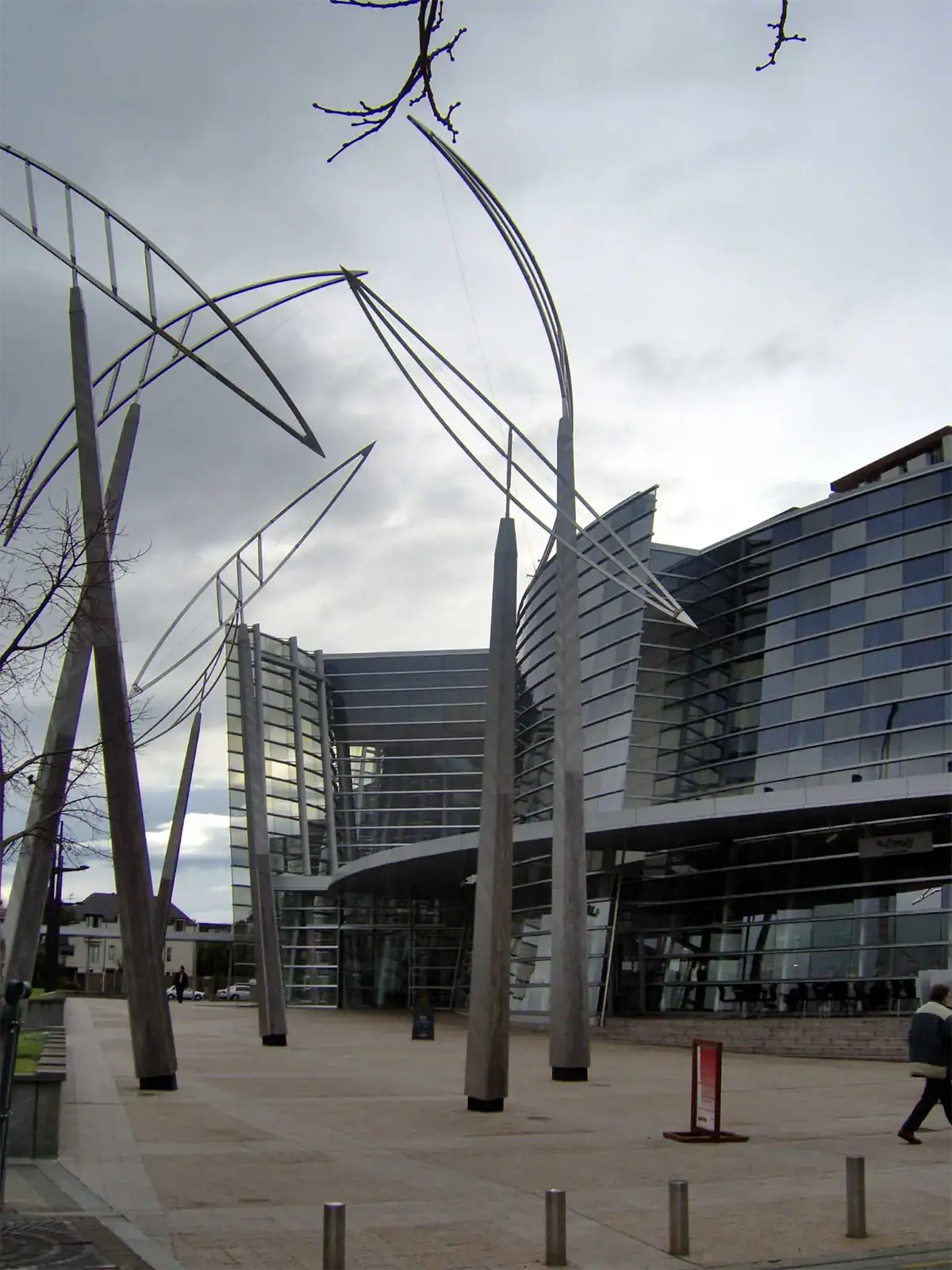 La façade de verre ondulée de la Christchurch Art Gallery et ses sculptures d’acier sur le parvis