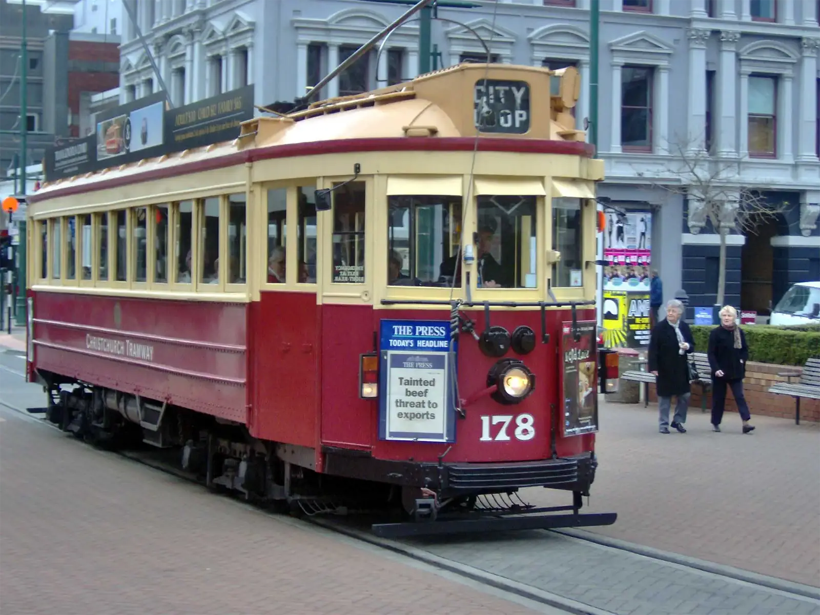 Tramway historique numéro 178 aux couleurs rouge et crème dans le centre de Christchurch