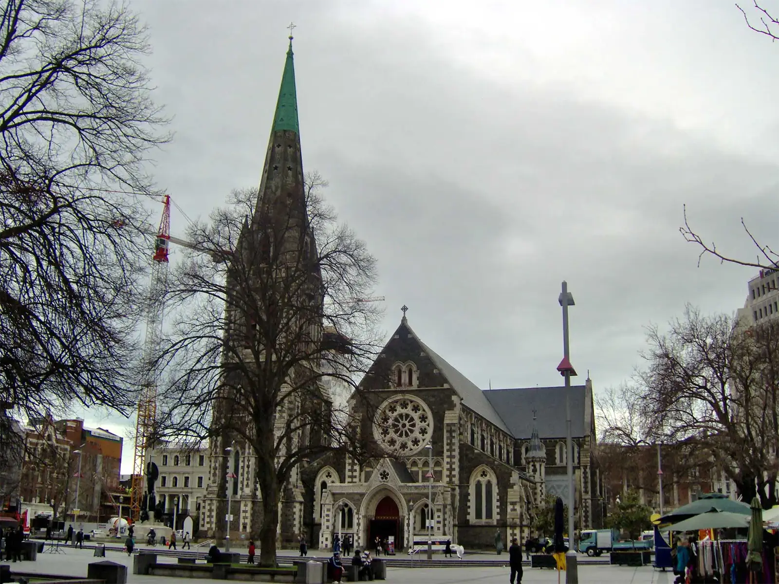 La cathédrale néogothique de Christchurch et sa haute flèche, sur Cathedral Square en hiver