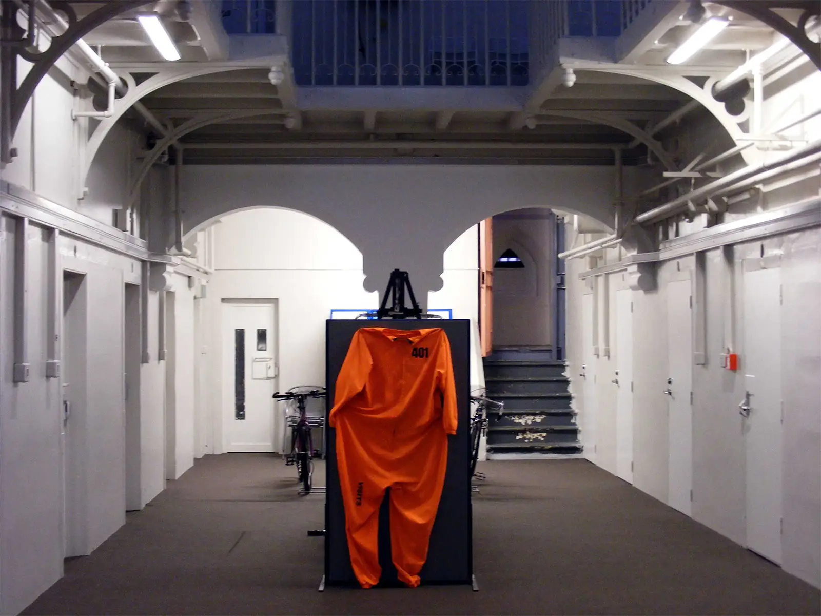 Couloir de cellules de la Jailhouse à Christchurch, avec un uniforme orange de prisonnier exposé