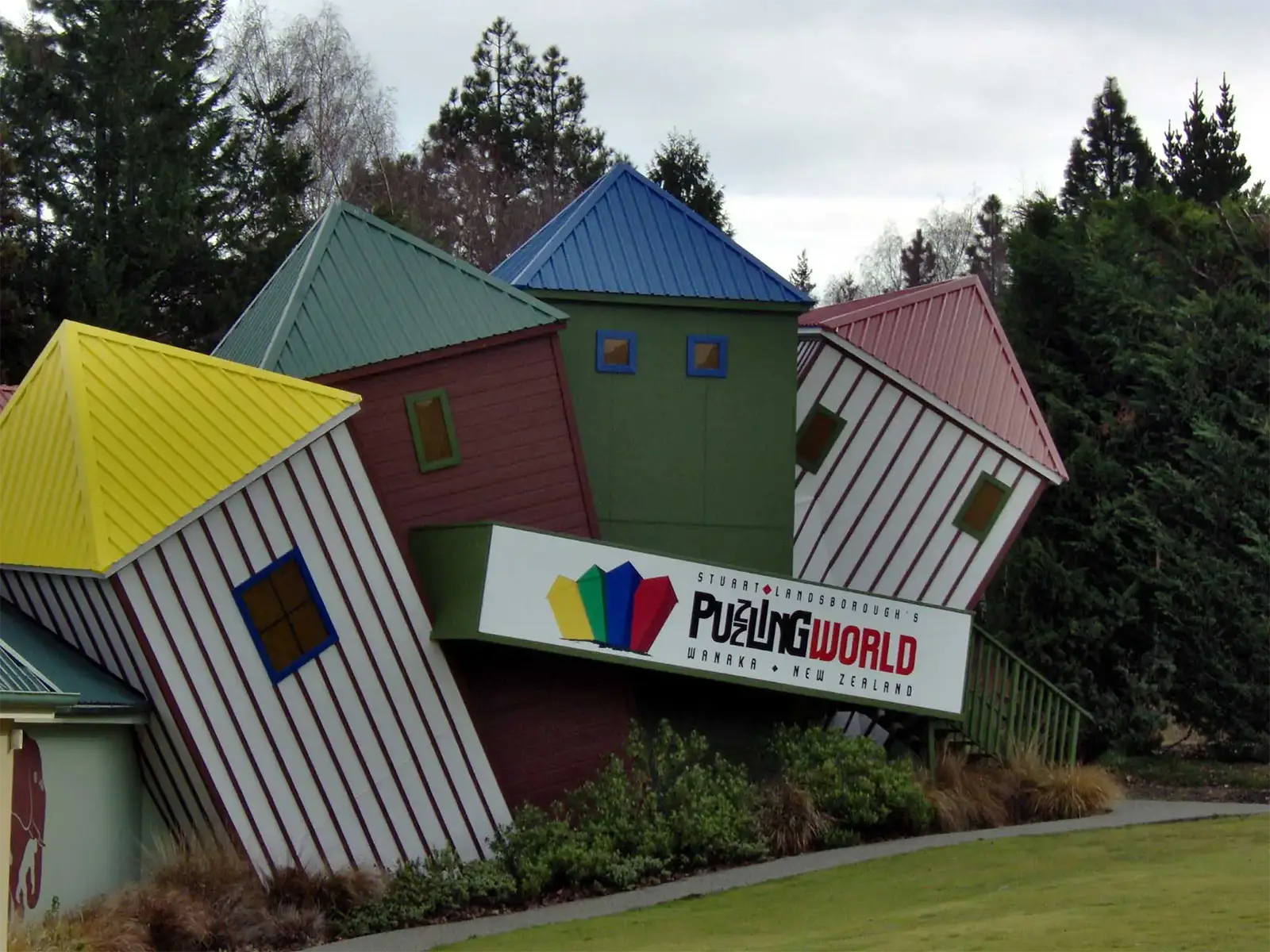 Maisons penchées et colorées à l’entrée du Puzzling World, le parc d’illusions de Wanaka