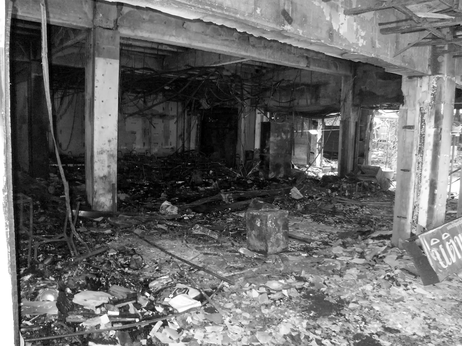 Intérieur d’un bâtiment entièrement incendié, en noir et blanc, à Ratchaprasong après les émeutes