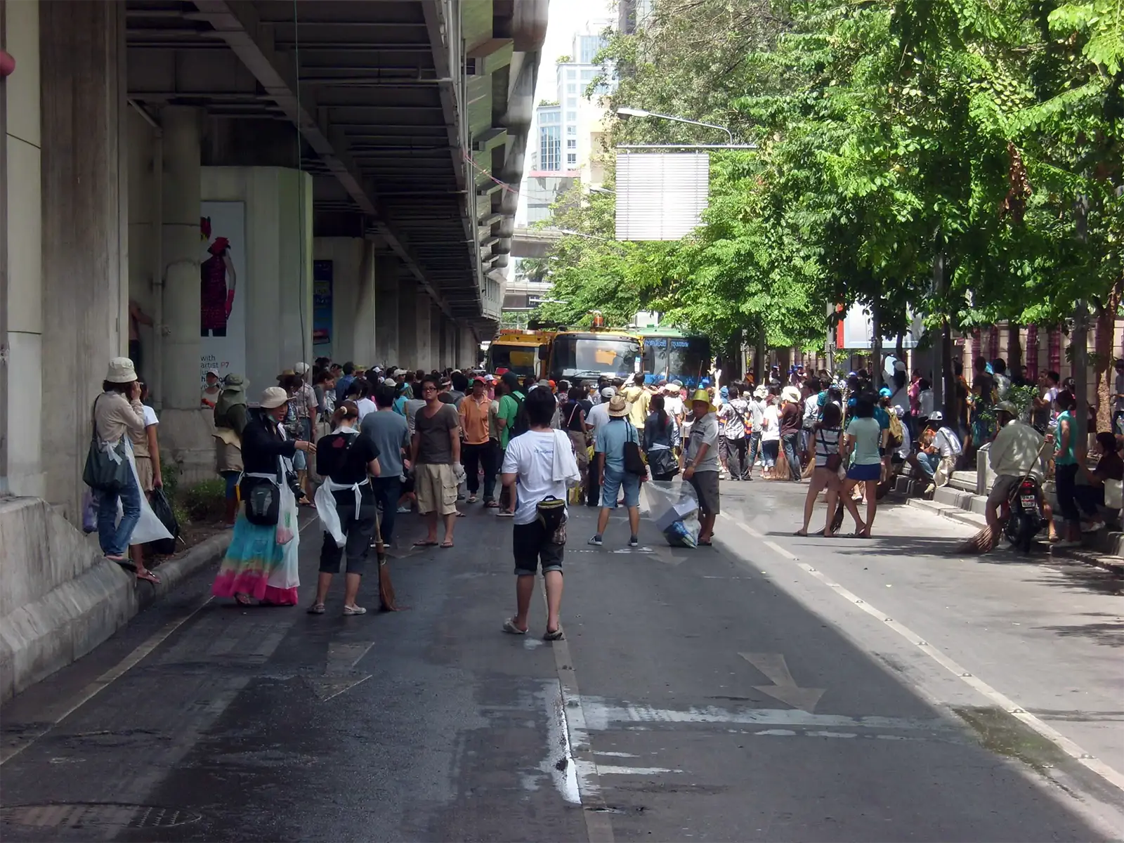Foule de curieux sous le viaduc du Skytrain à Ratchaprasong quelques jours après les émeutes de 2010