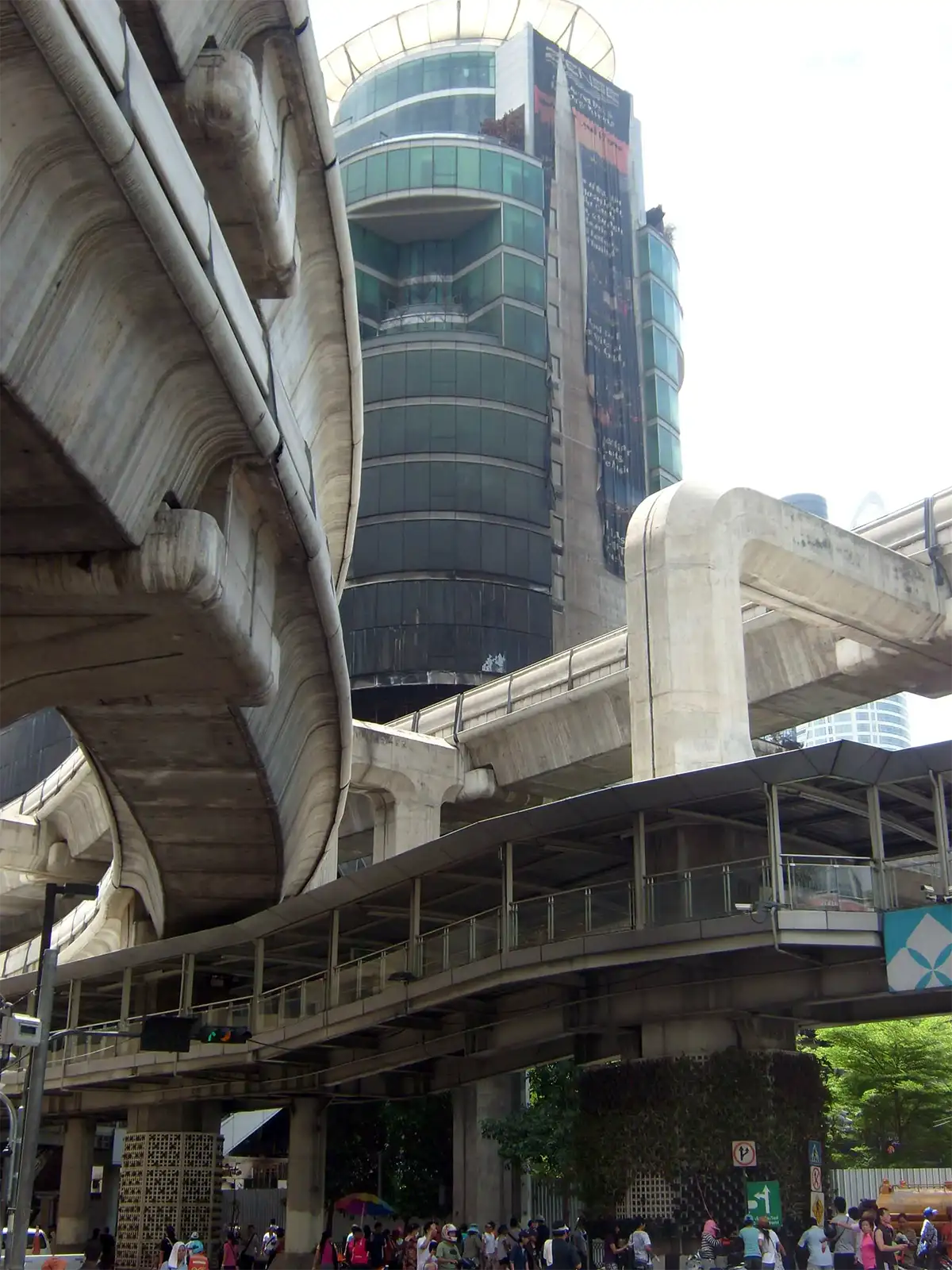 Viaducs courbes du Skytrain et passerelle piétonne au-dessus du carrefour de Ratchaprasong à Bangkok