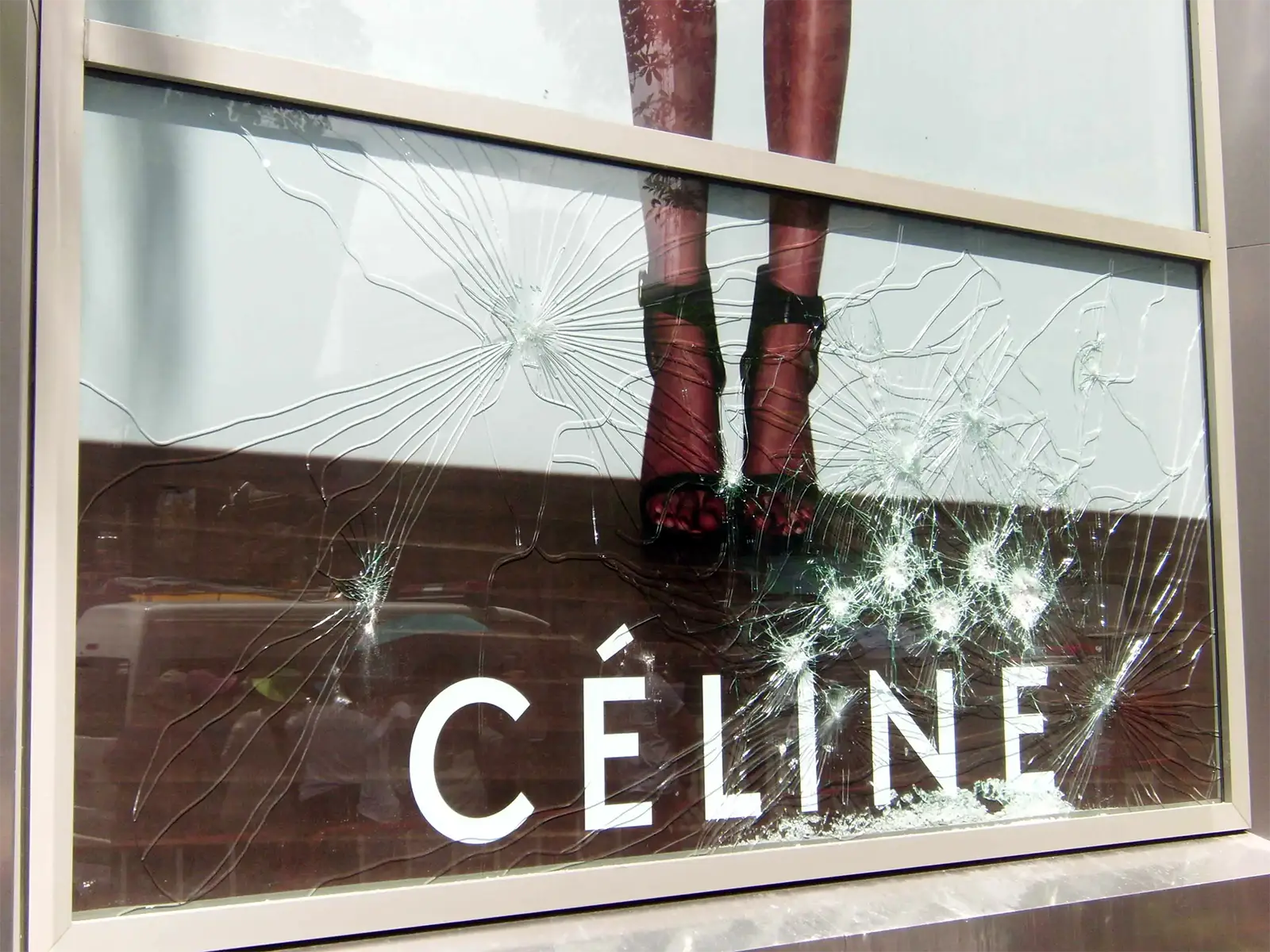 Vitrine d’une boutique de luxe criblée d’impacts après les émeutes de mai 2010 à Ratchaprasong