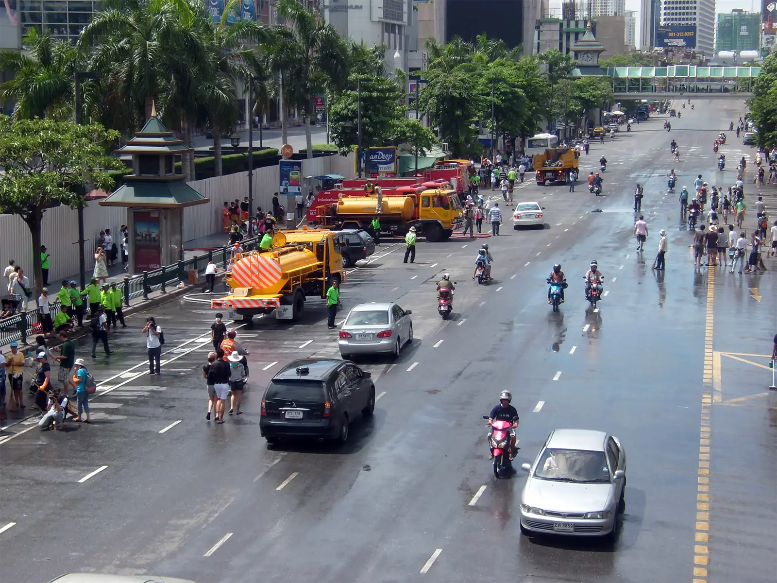 Camions-citernes et volontaires nettoyant l’avenue de Ratchaprasong après les émeutes de 2010