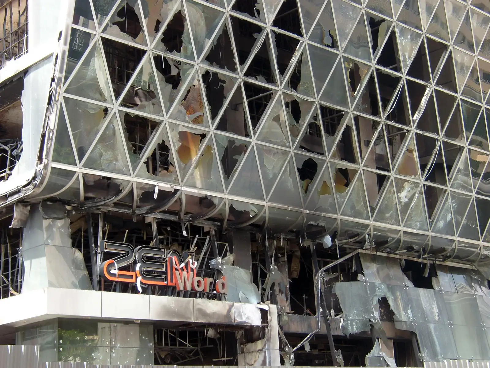 Façade détruite du grand magasin Zen au Central World de Ratchaprasong après l’incendie