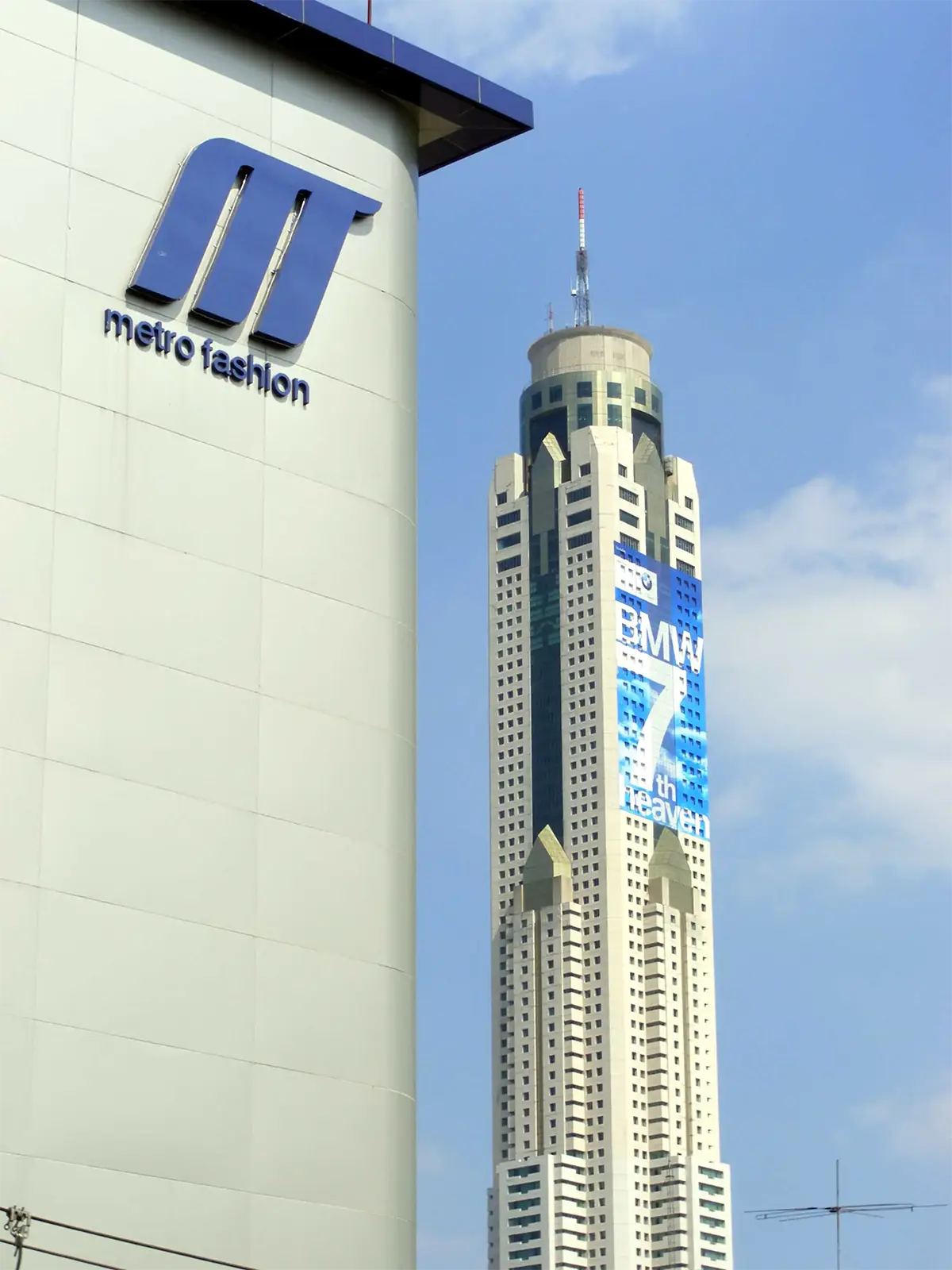 La tour Baiyoke II s’élevant au-dessus des immeubles de Bangkok, derrière l’enseigne Metro Fashion