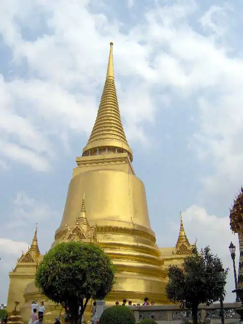 Le grand chedi doré Phra Si Rattana au Wat Phra Kaew, dans l’enceinte du Grand Palais de Bangkok