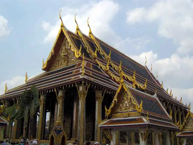 Toits superposés et ornements dorés de la chapelle du Bouddha d’émeraude au Wat Phra Kaew à Bangkok