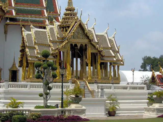 Pavillon royal aux toits dorés sur une terrasse blanche dans les jardins du Grand Palais de Bangkok