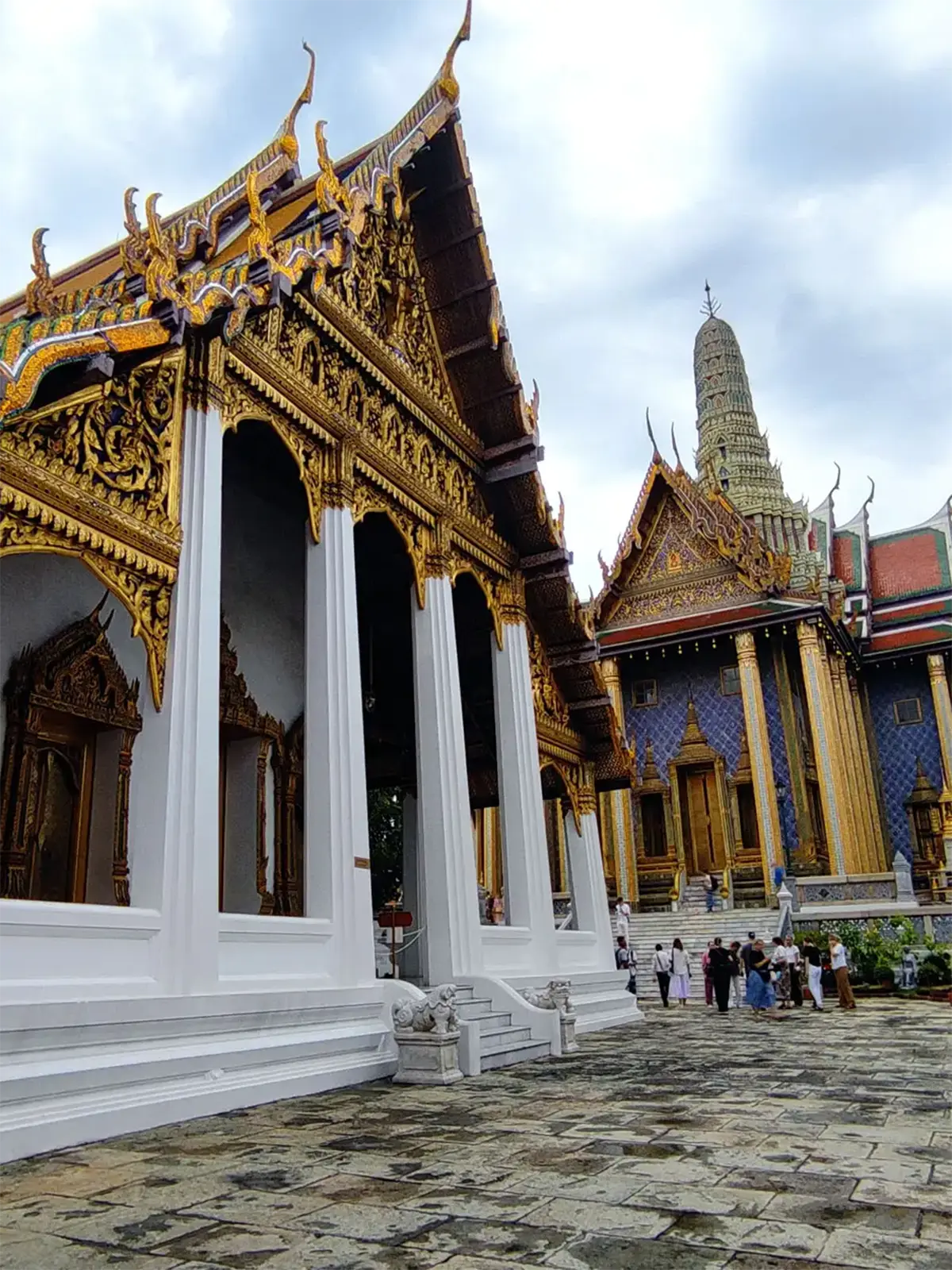Pavillons dorés, colonnes blanches et chedi dans la cour du Wat Phra Kaew au Grand Palais de Bangkok