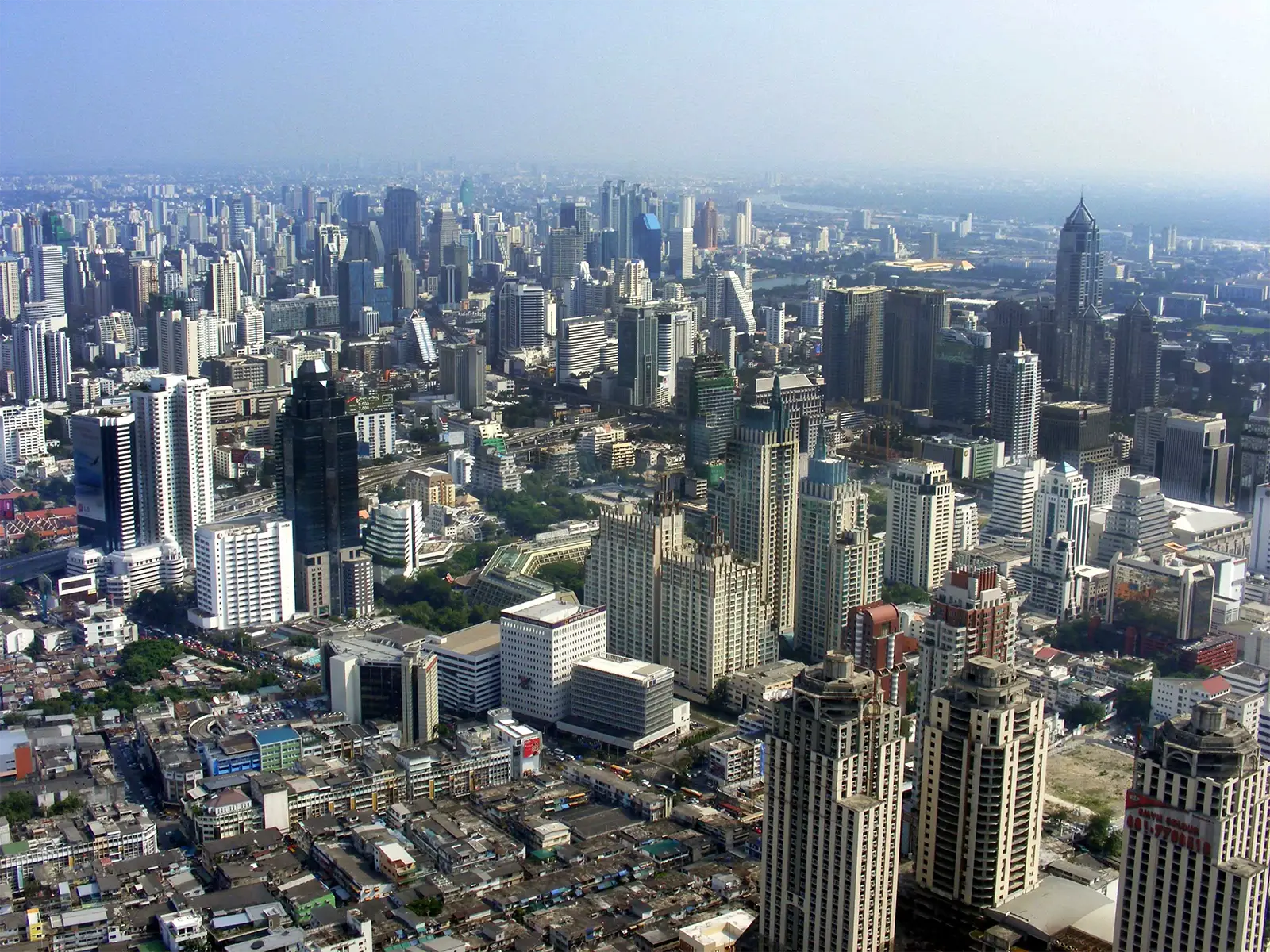 Forêt de gratte-ciel de Bangkok jusqu’à l’horizon, depuis le sommet de la tour Baiyoke