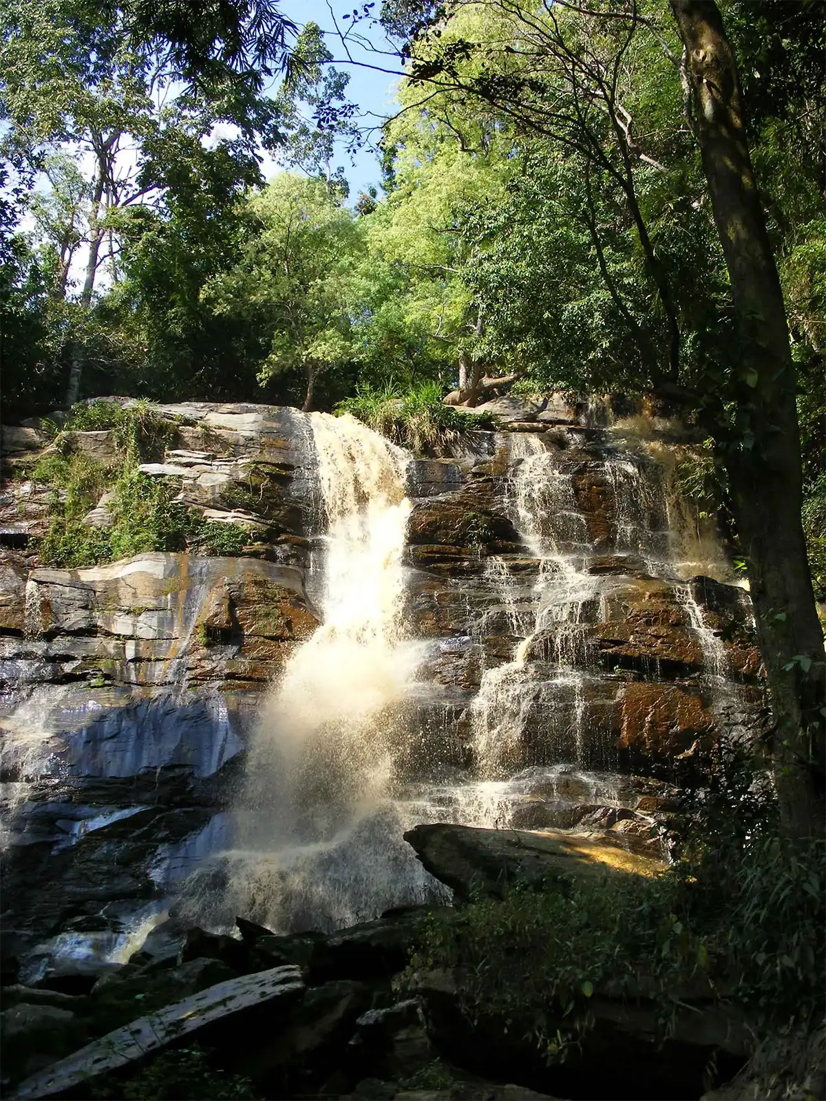 Cascade dévalant des rochers en forêt lors d’un trek aux environs de Chiang Mai