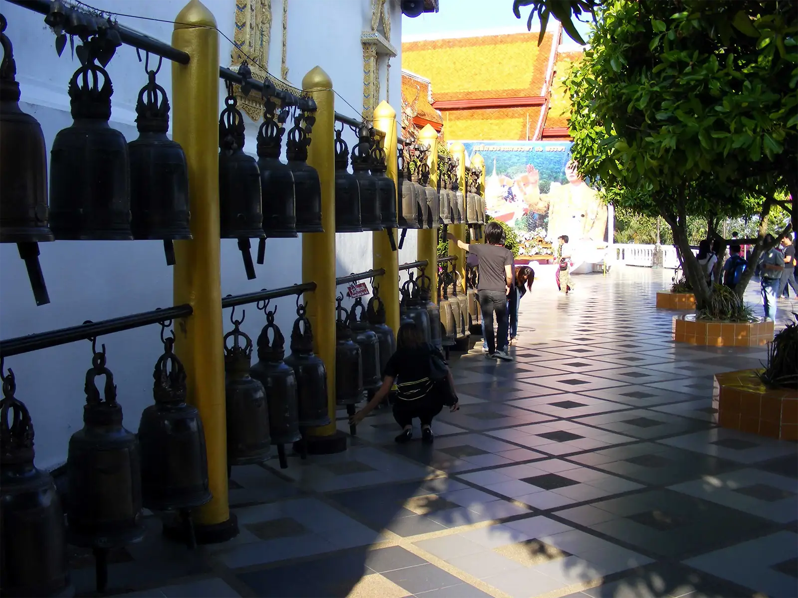 Rangées de cloches en bronze sur la terrasse du Wat Phra That Doi Suthep à Chiang Mai
