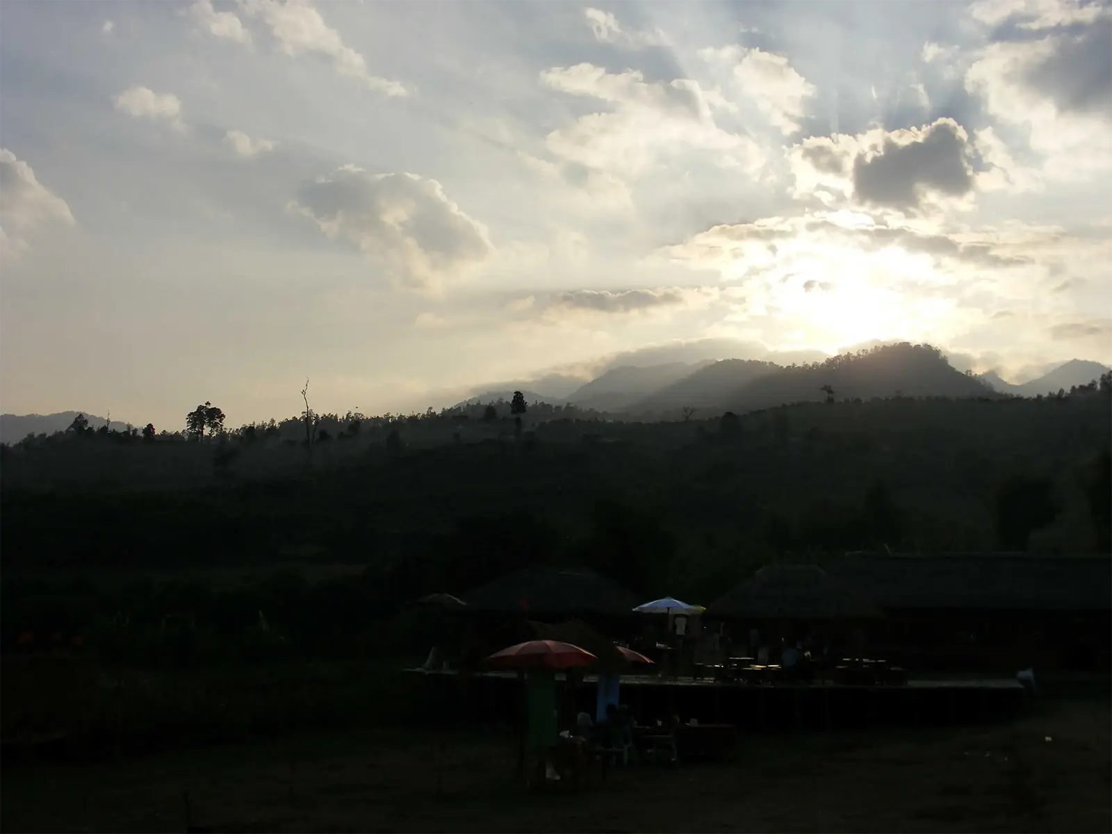 Soleil couchant derrière les montagnes aux environs de Paï, dans le nord de la Thaïlande