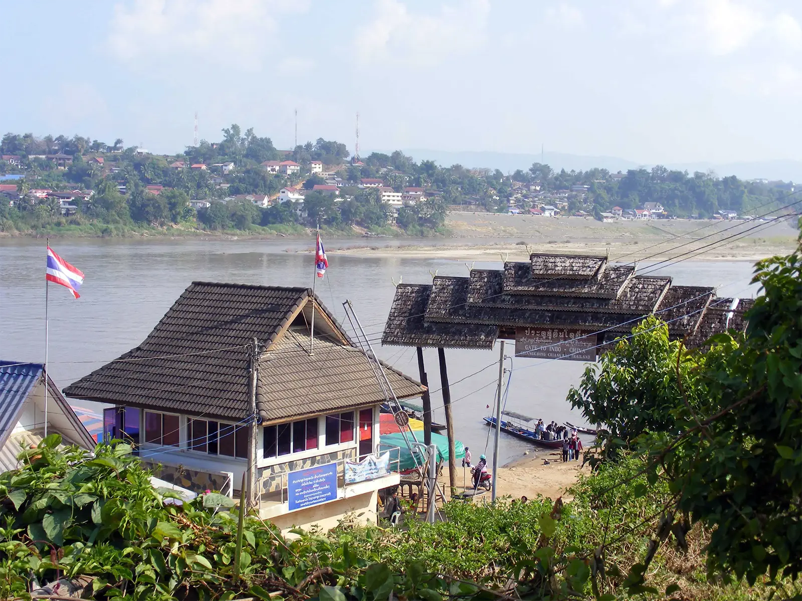 Poste-frontière thaïlandais au bord du Mékong, face à la rive laotienne