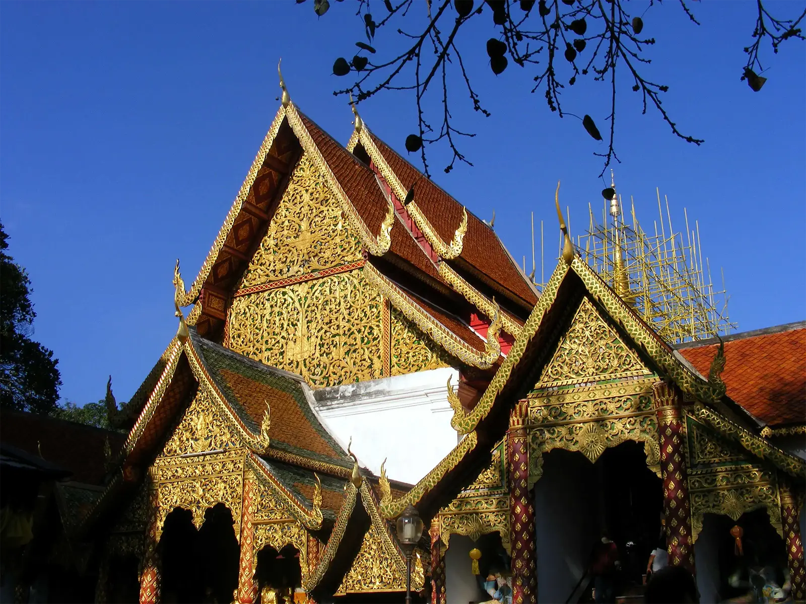Pignons dorés du Wat Phra That Doi Suthep sous un ciel bleu intense, près de Chiang Mai