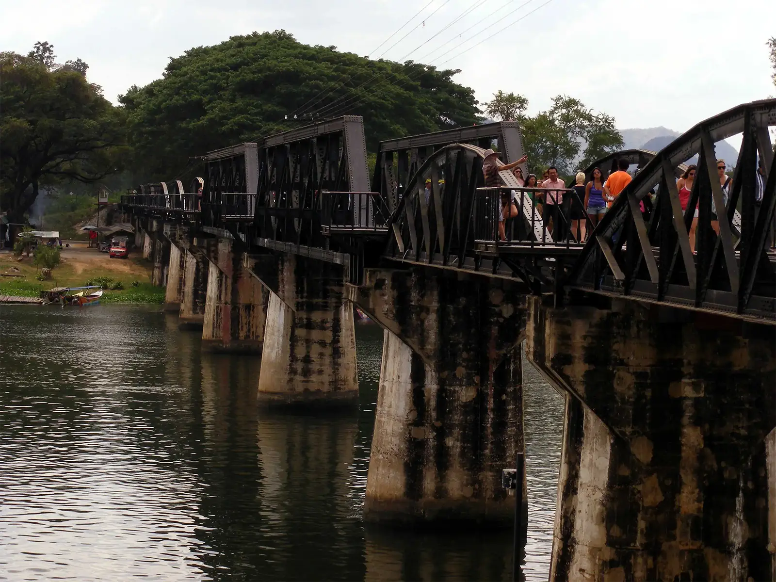 Les piles et arches métalliques du pont de la rivière Kwaï à Kanchanaburi