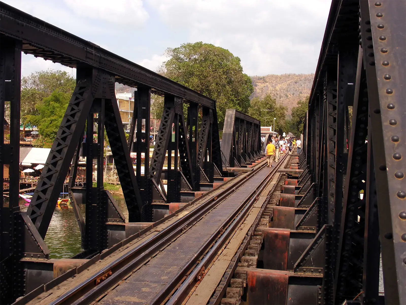 Voie ferrée et poutres rivetées sur le pont de la rivière Kwaï à Kanchanaburi