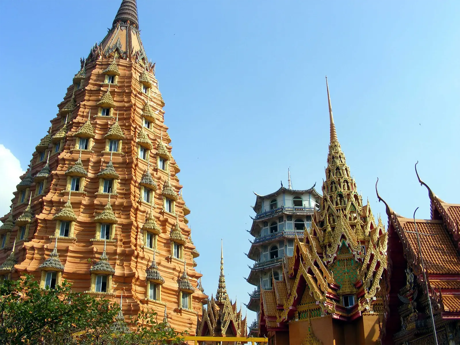 Le grand chedi orange du Wat Tham Sua et la pagode chinoise voisine près de Kanchanaburi